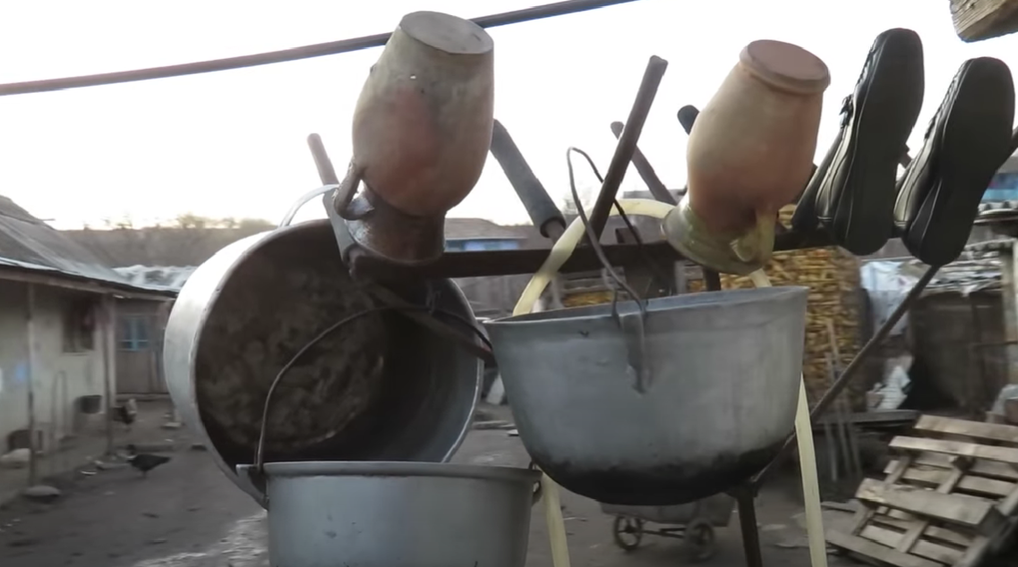 Cătălin Bordea a arătat casa în care a copilărit/ Sursa foto: Captură video