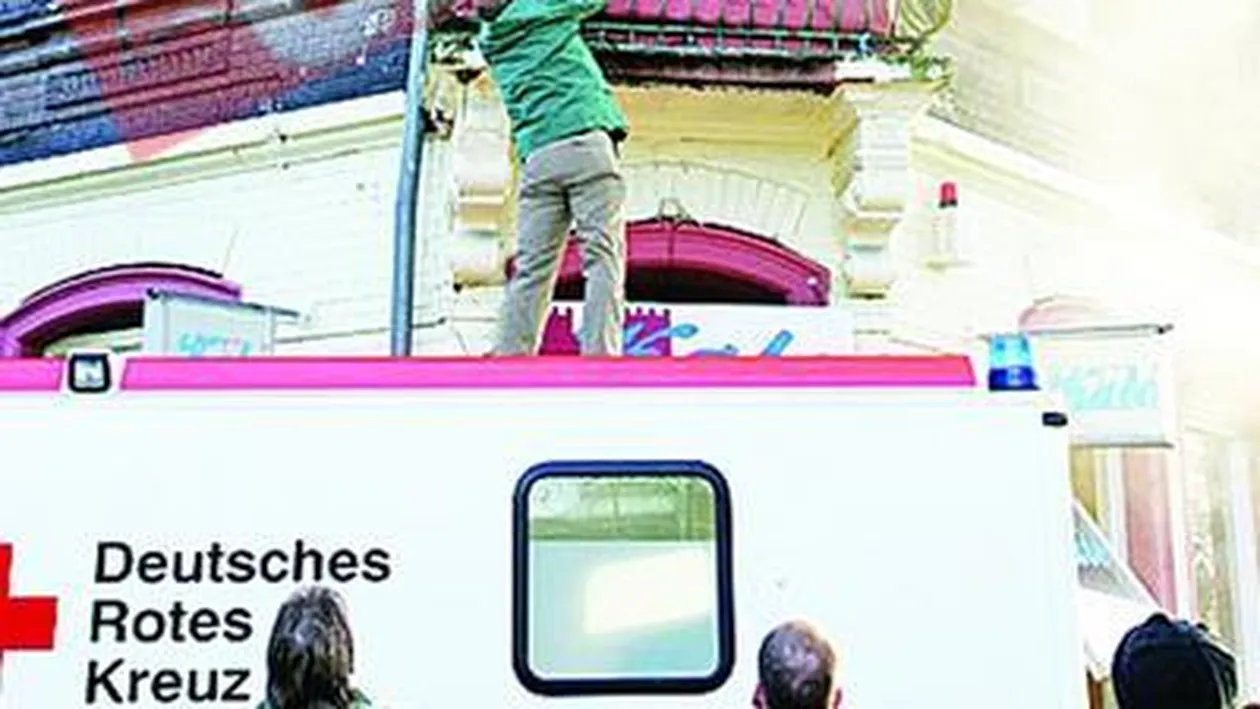 A fost aruncat de la etajul trei