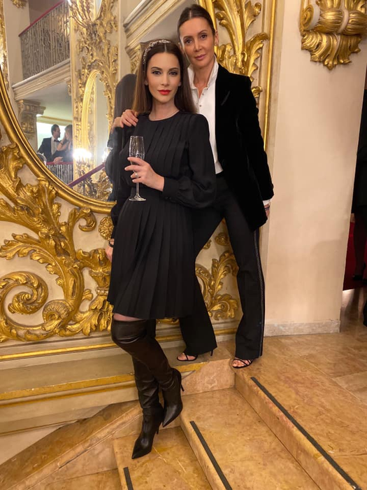 Andreea Berecleanu a pozat goală în cadă. Imaginea cu prezentatoarea Observatorului, pusă sub lupă de cârcotași