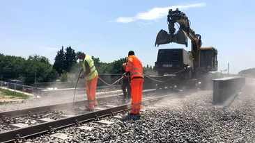 Se lucrează intens la calea ferată București-Otopeni, în ciuda deciziei executorii de blocare a construcției dată de Curtea de Apel