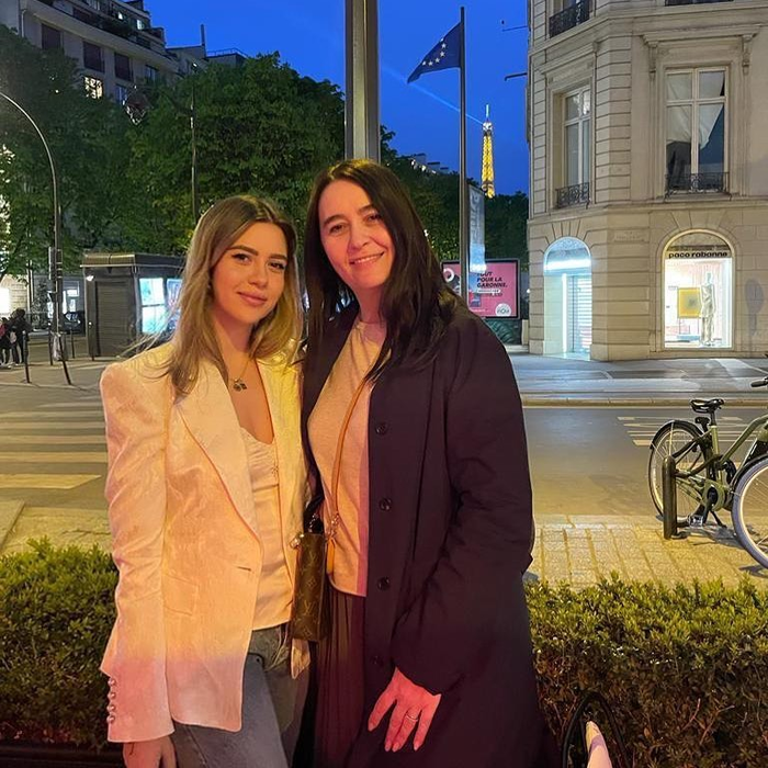 Amalia Năstase: "Dacă ne uităm la mine în cont, vedem numai experiențe, nu vedem bani strânși. Voi să nu faceți așa, voi să strângeți bani, să nu faceți ca mine, numai că eu cum am un ban, cum plec la un concert. Și iau și copiii după mine!" (Foto: Instagram)