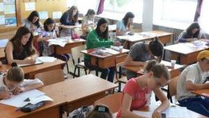 Peste 150.000 de adolescenți încep mâine Evaluarea Națională. Ce nu au voie să facă