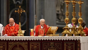 La Vatican a început conclavul pentru alegerea următorului Papă. Ce se întâmplă în interiorul Capelei Sixtine