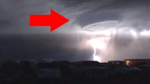"Este un OZN". Fenomen paranormal observat pe cer, în timpul furtunii electrice