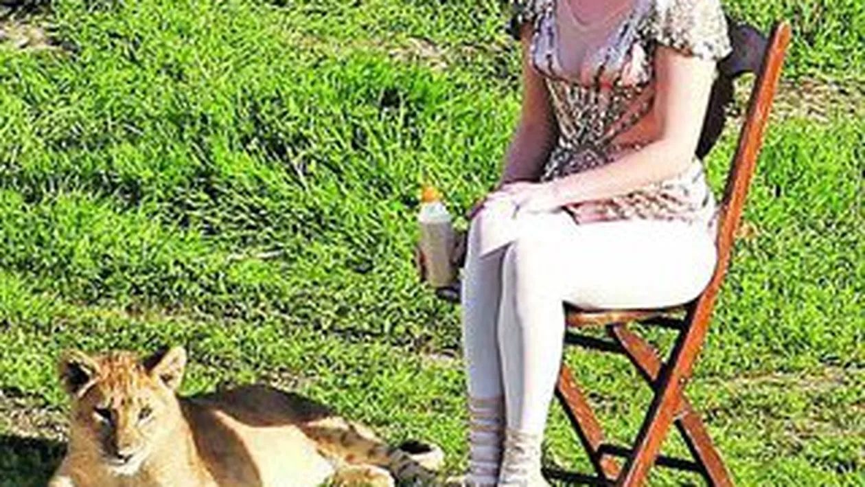 Reese Witherspoon a imblanzit doi pui de leu