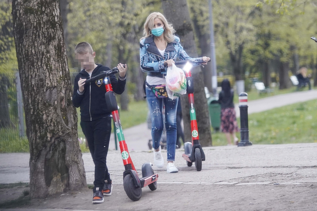 Laura Vicol, la plimbare alături de fiul său