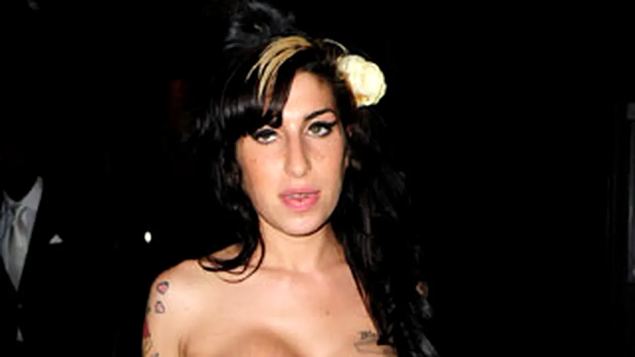 Amy Winehouse, pazita cu armele in Romania