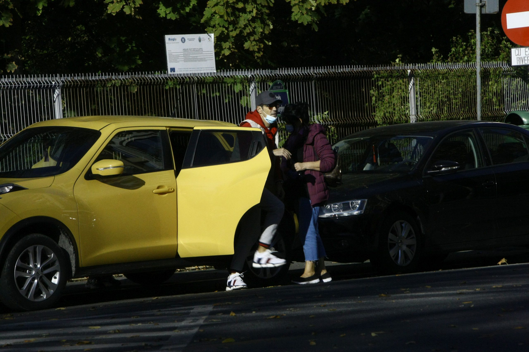 Ștefan îi dă o mână de ajutor Laviniei, înainte ca soția lui să plece cu mașina