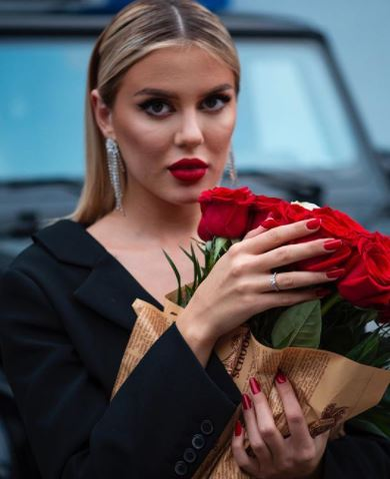 Iubitul lui Emily Burghelea a supărat-o din nou pe vedetă, după ce a filmat-o când a trezit-o: “De ce dormi dezbrăcată?”. Blonda a răbufnit | VIDEO