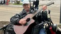 Cândva un artist îndrăgit, astăzi abia are din ce să trăiască. Cântă pe străzi pentru a-și permite o pâine: „Într-o zi, cât stau o oră, două, fac 30-40 de lei”