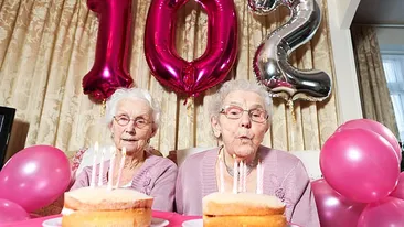 Phyllis Jones și Irene Crump, cele mai bătrâne gemene din Marea Britanie, împlinesc 102 ani. Secretul longevității și vitalității lor este incredibil
