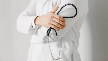 Un medic din Constanța este acuzat de înșelăciune. Cum l-a făcut pe un pacient să creadă că un medicament „minune” costă 21.000 de lei