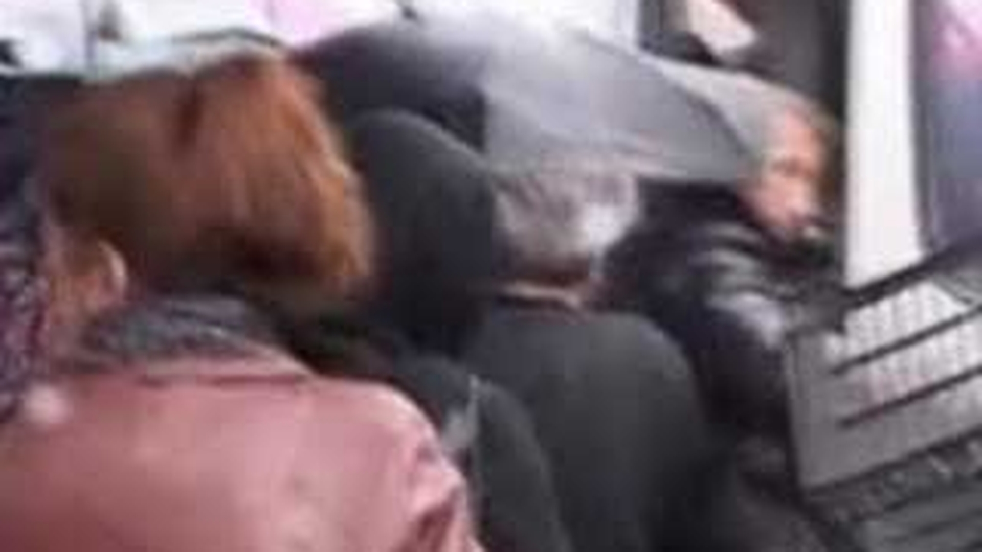 VIDEO Credinciosii din Oradea s-au batut pe sarmale si cozonac dupa o slujba