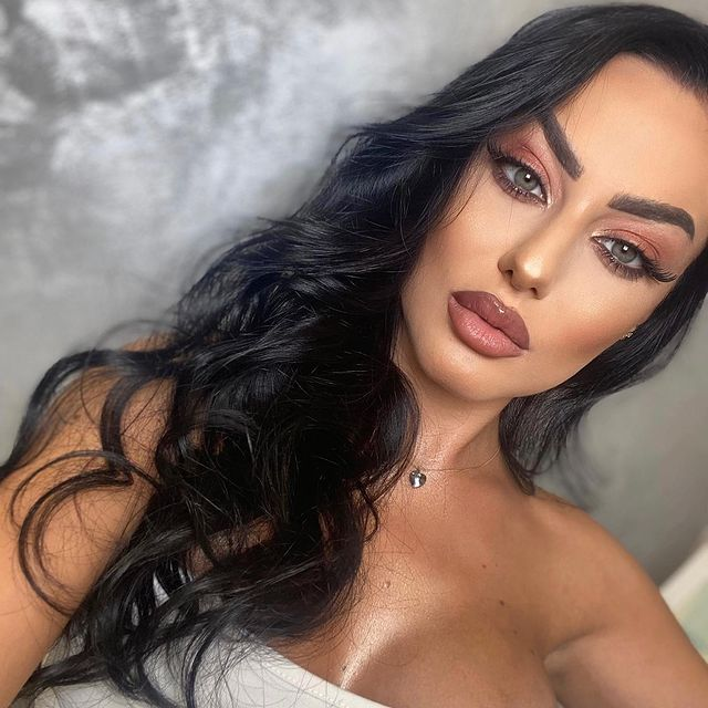 Corina face deliciul urmăritorilor săi din social media