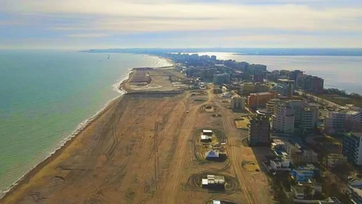 Descoperire macabră făcută pe o plajă din Constanța. Un bărbat a găsit un cadavru decapitat