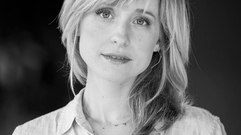 Actrița Allison Mack, arestată pentru că făcea trafic sexual. Secta secretă pentru care racola femei