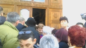 Scandal la înmormântarea Ionelei Prodan! Oamenii au început să se calce în picioare pentru a primi un cd