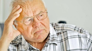 VIDEO | Lacrimi de durere pentru „Regele dansului“. ALEXANDRU ARŞINEL a suferit în tăcere pe balconul teatrului unde a fost depus CORNEL PATRICHI
