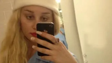 Desi exista dovezi clare ca ar trebui internata la nebuni, o faimoasa blonda a fost obligata de mama ei sa faca ASTA