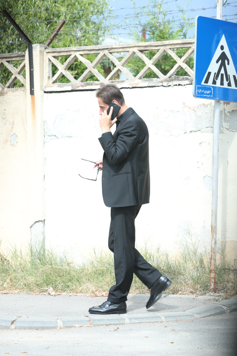 Stelu a dat câteva telefoane de afaceri