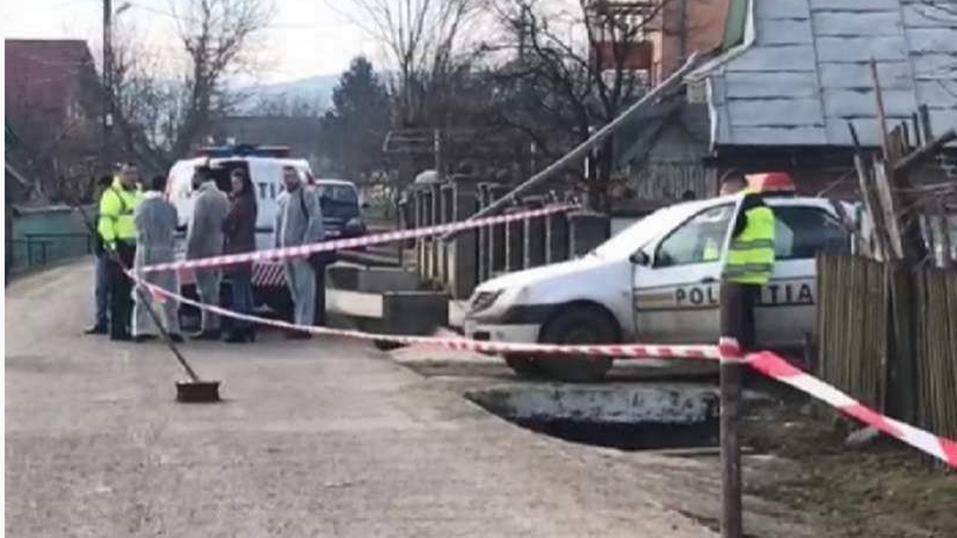 Caz șocant în Bacău! O mamă și fiul ei au fost găsiți mâncați de câine în propria casă!