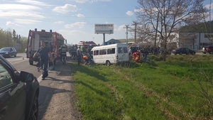 Microbuz cu 20 de persoane, implicat într-un accident în Prahova. Bilanțul victimelor