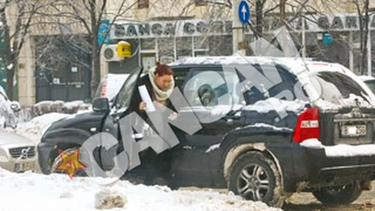 Nici viscolul nu o convinge sa se imbrace! Oana Roman a luat viscolul in piept!