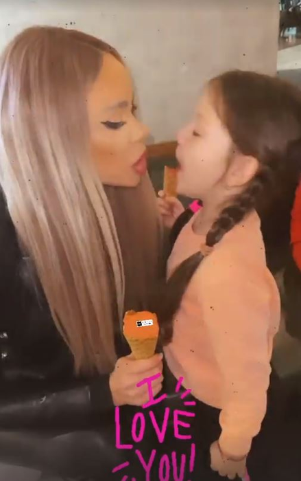 Bianca Drăgușanu și-a pupat pe buze fiica, iar unii dintre fani s-au scandalizat. Motivele pentru care unii dintre psihologi interzic acest obicei | FOTO