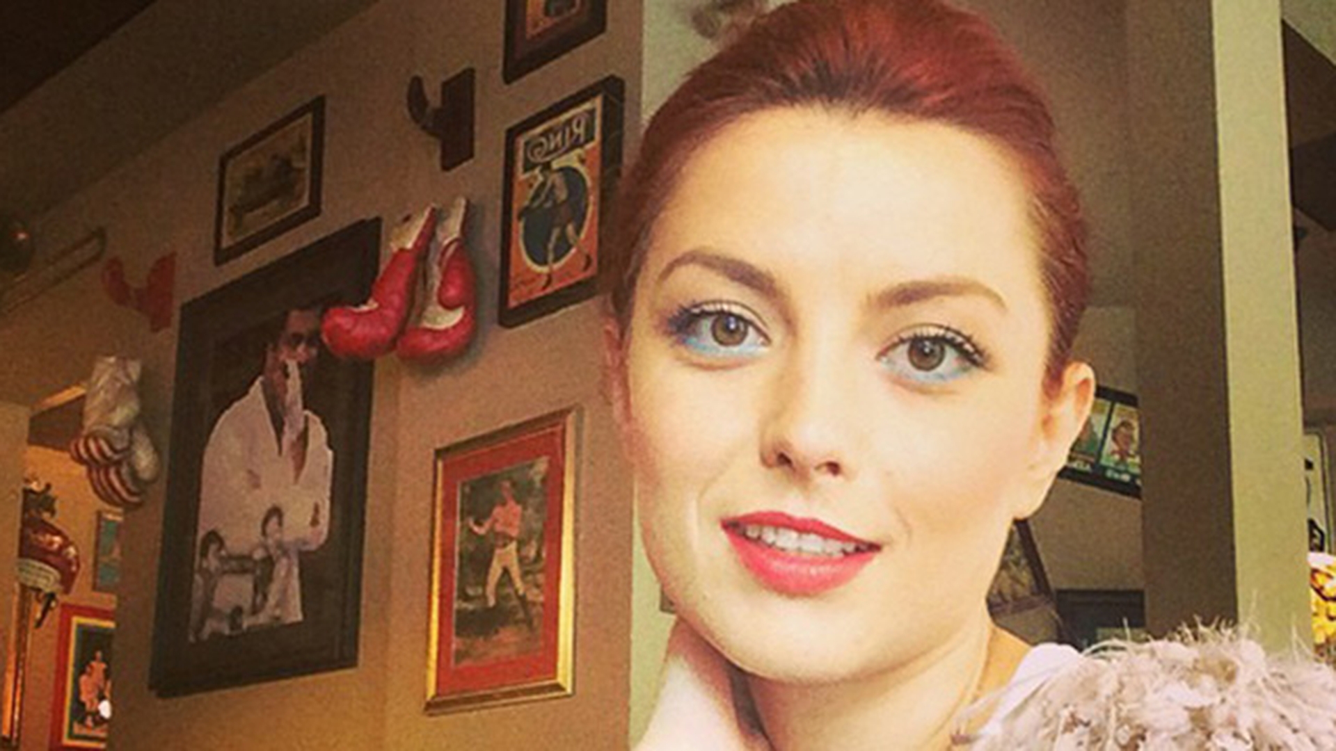 Curaj sau nebunie?! Elena Gheorghe s-a fotografiat NEMACHIATA in pat! Ce porecla i-au dat fanii