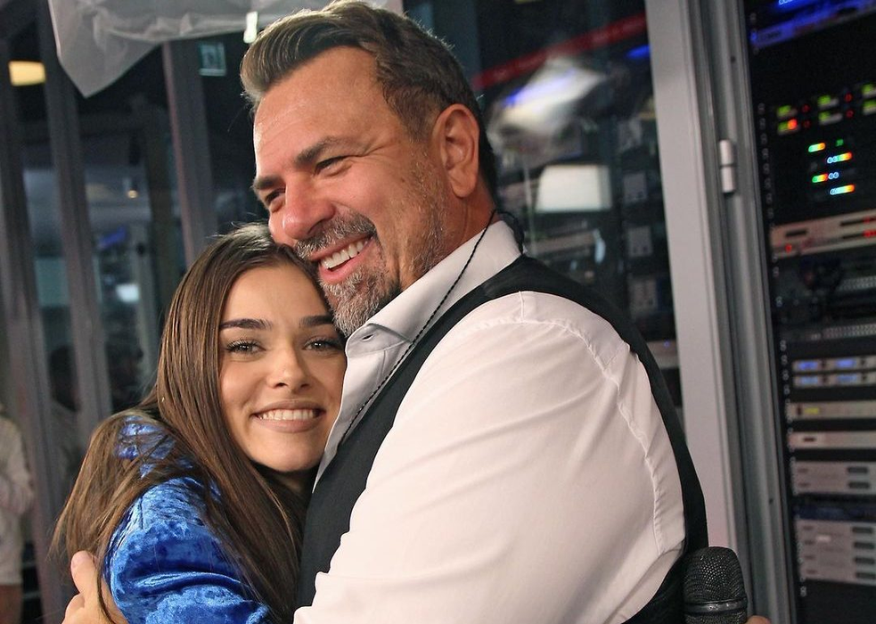 Theo Rose și Horia Brenciu se îmbrățișează / Sursă foto: Facebook