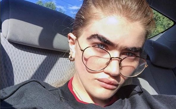 Este manechin de succes şi arată aşa! Blonda refuză să se penseze dintr-un motiv uluitor