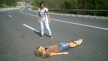 VIATA ARE PRIORITATE! Delia si Andreea Popescu, la un pas sa fie calcate de un TIR