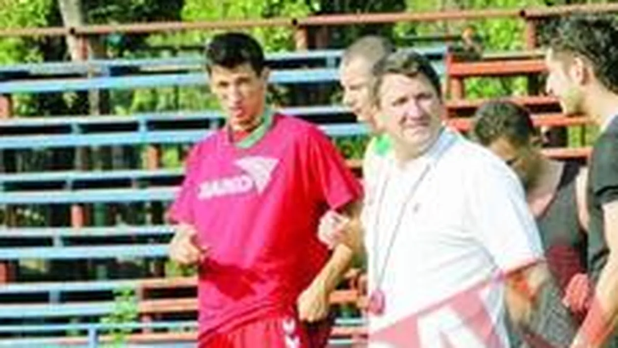 Noul selectioner umbla cu carabina pe umar