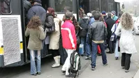 Bancul zilei | O tipă în fustă strâmtă și scurtă vrea să urce în autobuz