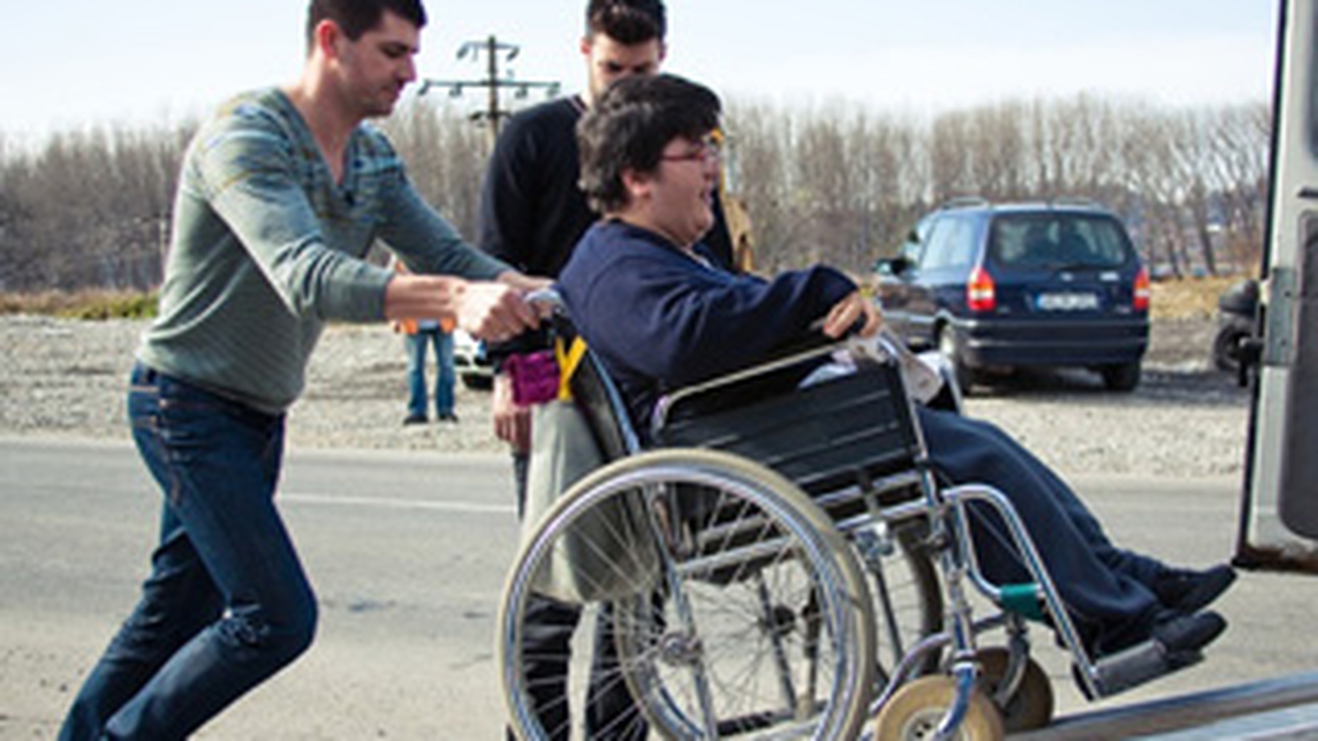 Smiley si Dragos Bucurenci, voluntari in cadrul unei actiuni umanitare