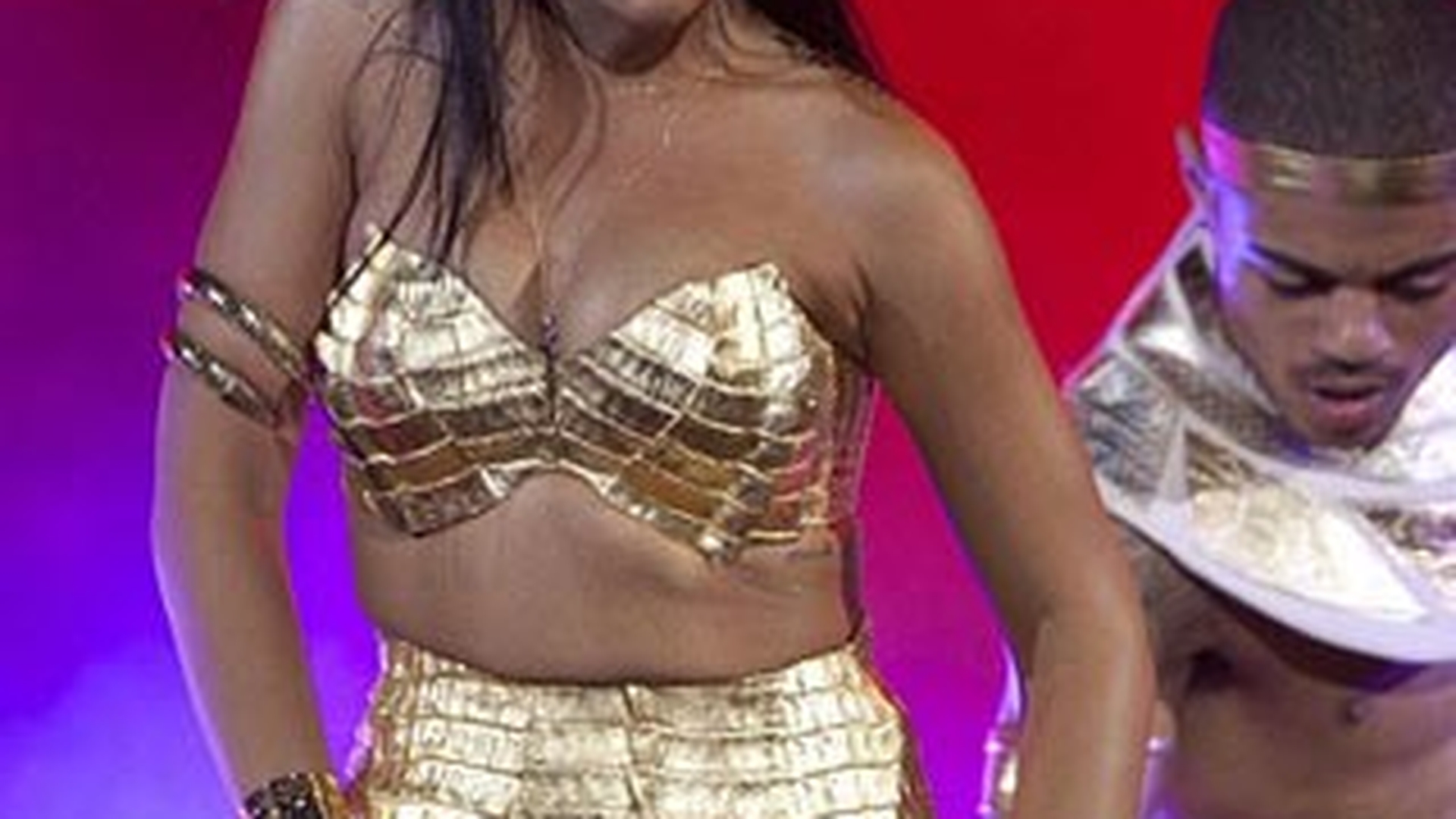 Rihanna si-a surprins fanii la ultimul concert: a aparut pe scena imbracata ca regina Cleopatra!