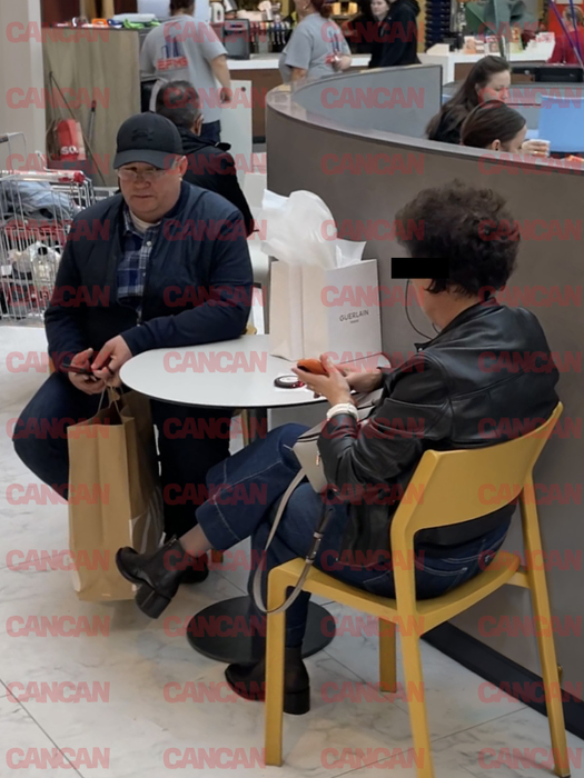 Generalul Ciucă și soția așteaptă mâncarea
