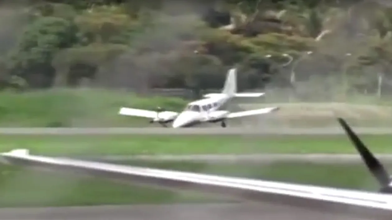 VIDEO / Călătorie de groază! Un pilot a aterizat forţat, iar avionul s-a prijinit pe bot. S-au înregistrat victime