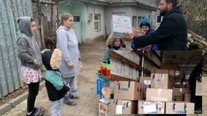 MOȘ CANCAN DĂRUIEȘTE, copiii din familiile nevoiașe din Săbăreni au parte de multe zâmbete și cadouri de sărbători