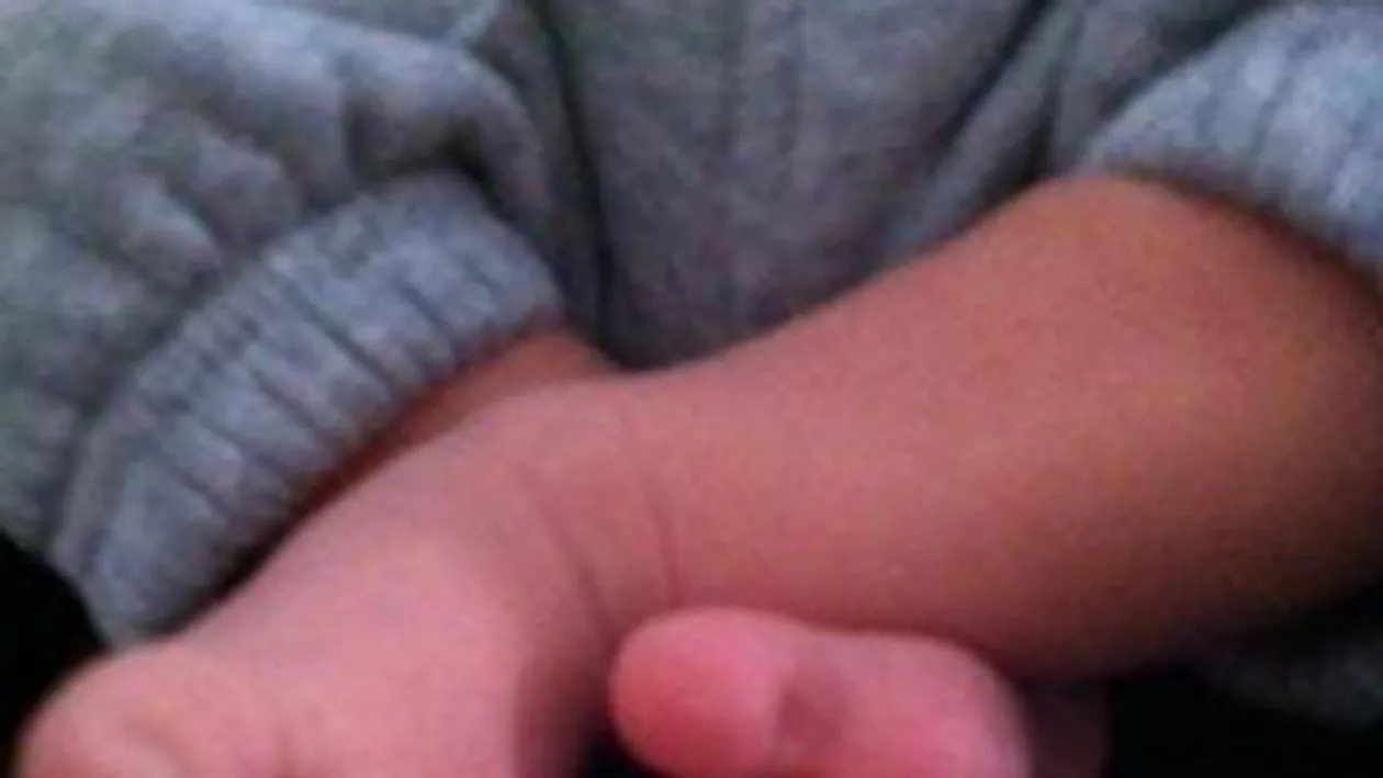 Uite ce poza are Andra pe telefon! Micutul David, prima aparitie oficiala