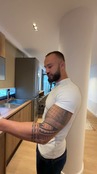 Cum arată penthouse-ul lui Yamato Zaharia. Terasa e uriașă, are jacuzzi, dar tocătorul lui e fascinant!