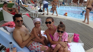 Vara in familie si securea razboiului ingropata. Andrei Badiu si Roxana Sarbu si-au scos fetitele la plaja