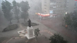 Vantul a facut RAVAGII in Bucuresti! Un sofer a trait clipe de GROAZA cand si-a vazut masina in parcare