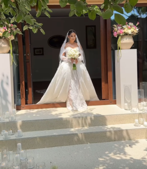 Cum a apărut soția lui Mirel Rădoi la nunta lui Florinel Coman cu Ioana Timofeciuc. O vezi rar, dar prezența ei e de milioane!