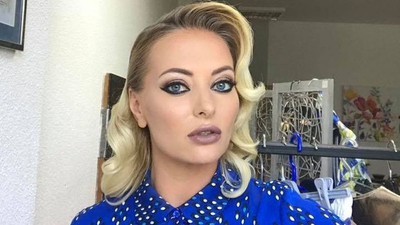 Delia e din nou în vacanţă! S-a pozat în cel mai decupat costum de baie, dar un detaliu ruşinos a ieşit în evidenţă: „Ceva e ciudat….”