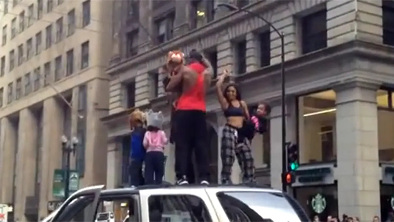 VIDEO Scenă INCREDIBILĂ in mijlocul unei străzi din SUA! Ce fac doi bărbati si o femeie, in văzul tuturor