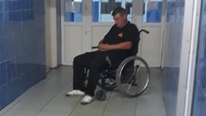 Incredibil! Un agent de pază de la Spitalul din Caracal, surprins în timp ce doarme pe căruciorul bolnavilor