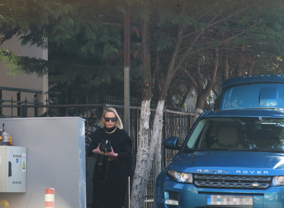 Sandra Izbașa a coborât prima și a plecat câțiva pași, dar iubitul avea să o ajungă repede