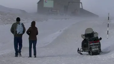 VIDEO Uite ce bate crivatul la munte! E viscol in Bucegi si ninge in statiunile montane!