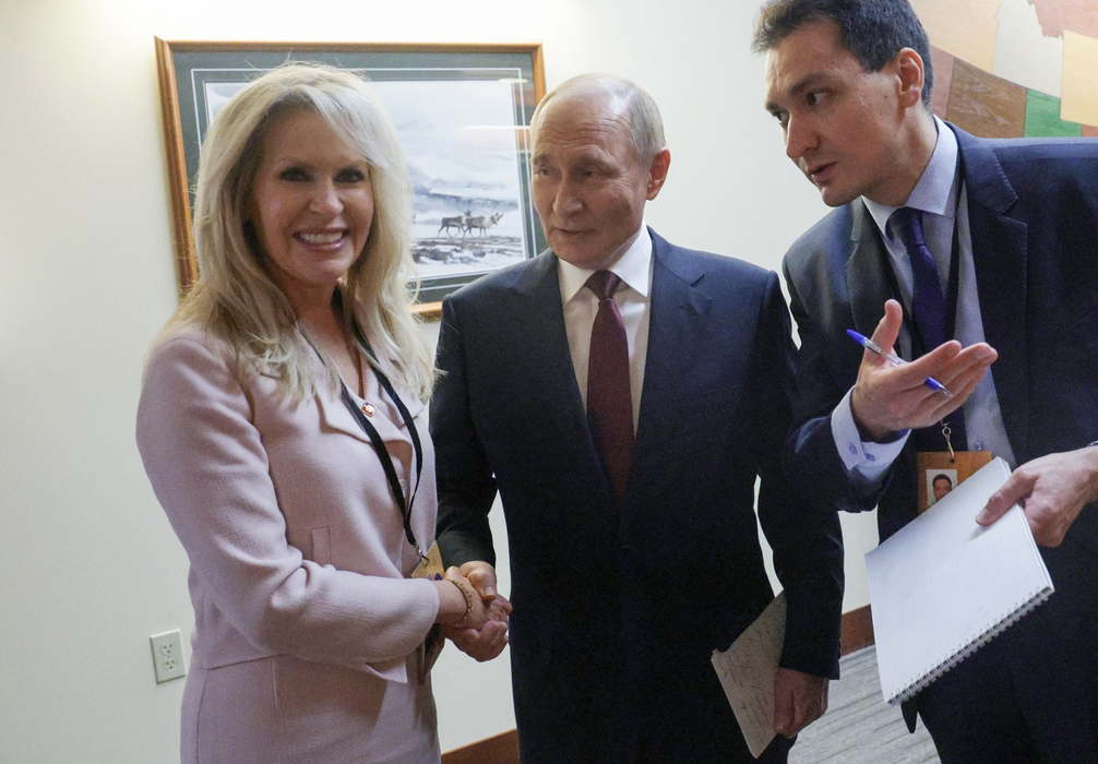 Președintele rus Vladimir Putin dă mâna cu șefa protocolului SUA, Monica Crowley, în urma unui summit SUA-Rusia privind Ucraina la Baza Comună Elmendorf-Richardson din Anchorage, Alaska, pe 15 august 2025. Foto: Profimedia